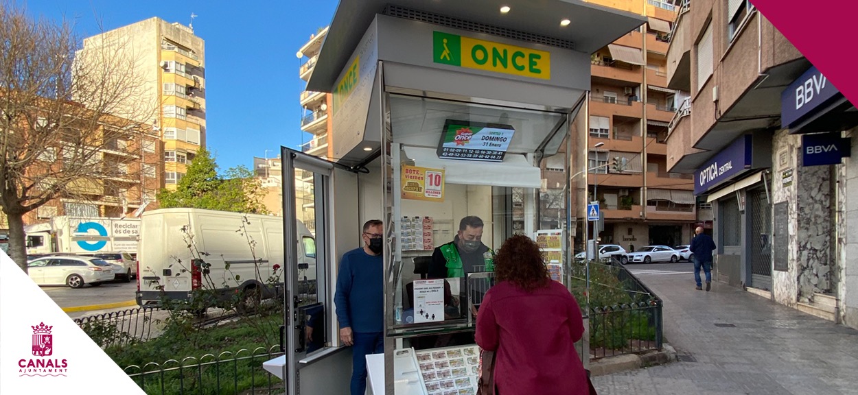 2021.02.02 Canals estrena un dels nous quioscos de l'ONCE a la plaça del Pont del Riu